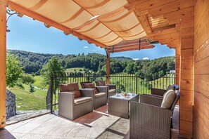 Chalé família, vários quartos, ao lado da montanha (House Of Nature With Sauna And Tents) | Terraço/pátio