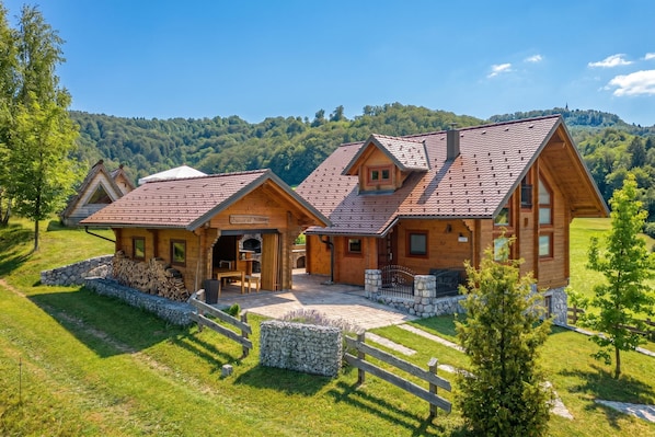 Family Chalet, Multiple Bedrooms, Mountainside (House Of Nature With Sauna And Tents) | Exterior