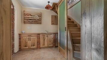 Nhà gỗ dành cho gia đình, nhiều phòng ngủ, cạnh núi (House Of Nature With Sauna And Tents) | Nội thất