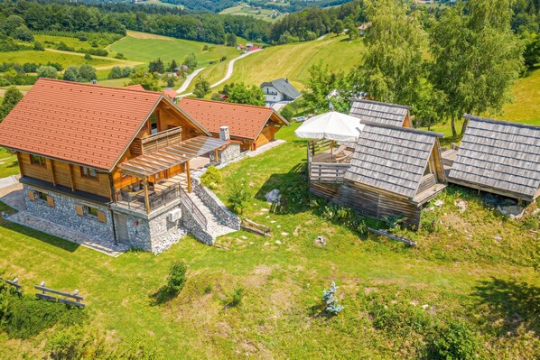 ชาเลท์สำหรับครอบครัว, 2 ห้องนอน, ระเบียง, ติดภูเขา (House Of Nature With Sauna And Tents) | บริเวณภายนอก