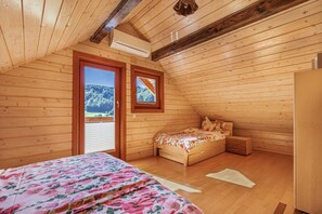 Chalé família, vários quartos, ao lado da montanha (House Of Nature With Sauna And Tents) | 2 quartos, ferros/tábuas de passar roupa, Wi-Fi de cortesia