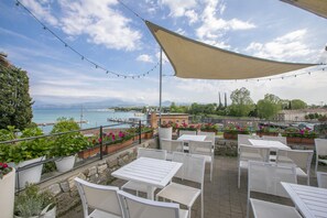 Outdoor dining - Family Oasi Garda 19 (Peschiera del Garda)