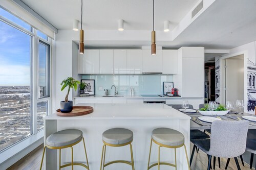 Next to Bmo/saddledome Downtown Calgary 2 bedroom Penthouse style condo sleep 6