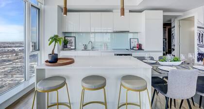 Next to Bmo/saddledome Downtown Calgary 2 bedroom Penthouse style condo sleep 6