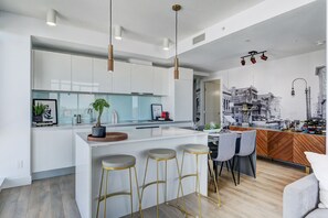 Dining - Next to Bmo/saddledome Downtown Calgary 2 bedroom Penthouse style condo sleep 6 (Calgary)