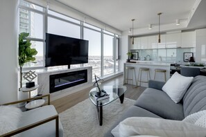 Smart TV, fireplace, Netflix, books