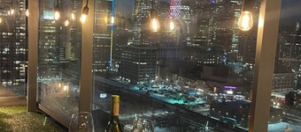 Next to Bmo/saddledome Downtown Calgary 2 bedroom Penthouse style condo sleep 6