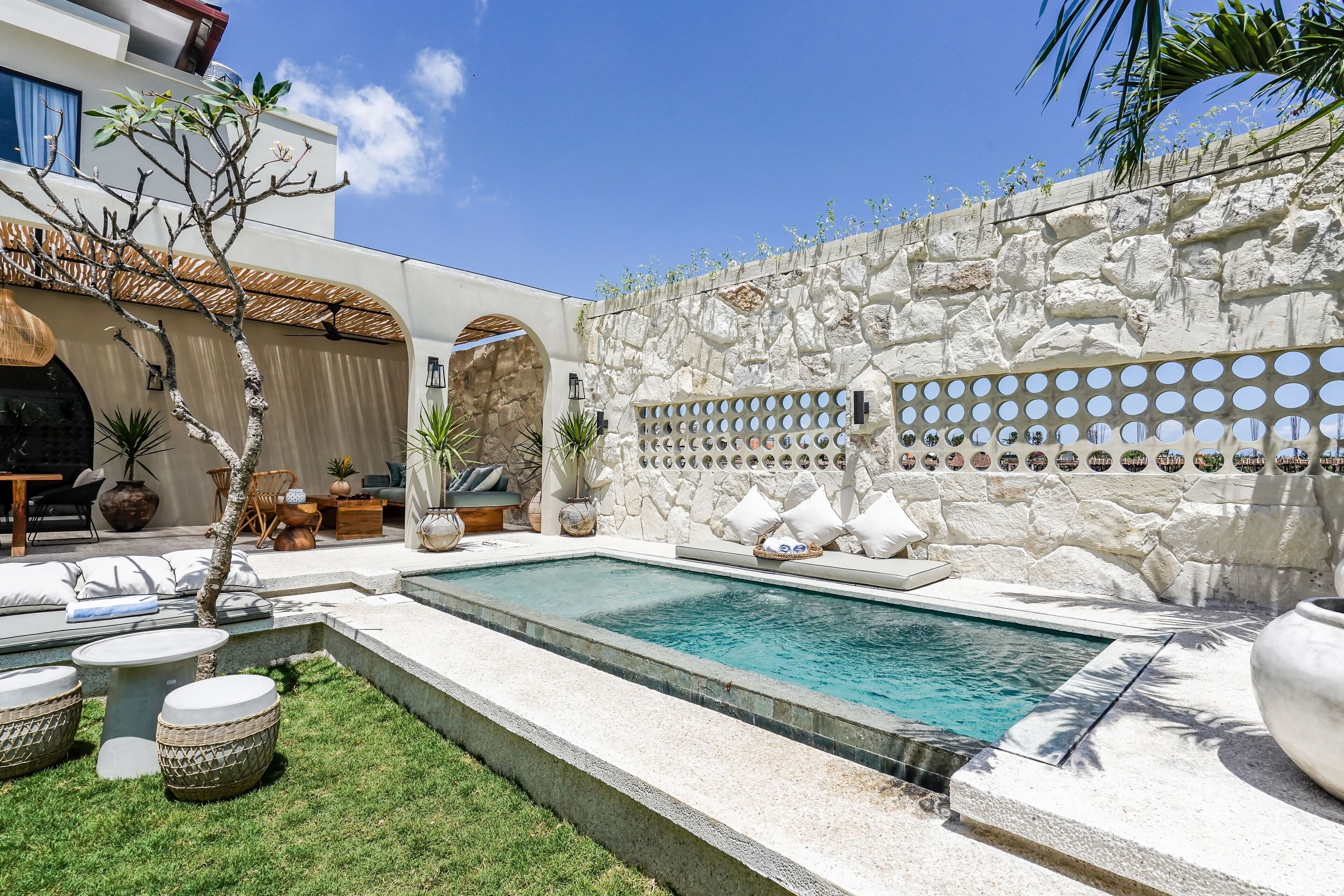 Outdoor pool, pool loungers