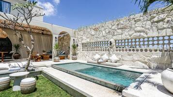 Outdoor pool, pool loungers