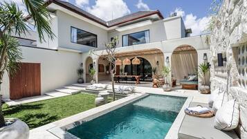 Outdoor pool, pool loungers
