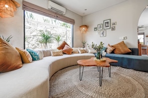 Villa de lujo, 3 habitaciones | Área de sala de estar | Televisión de pantalla plana y oficina 