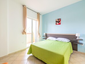 2 bedrooms, iron/ironing board, WiFi