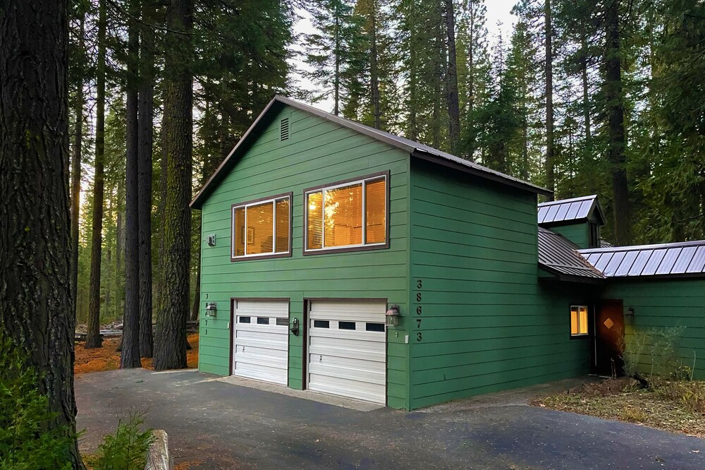 Spacious Alpine Chalet on 2 Acres - Your Gateway to Lassen National Park