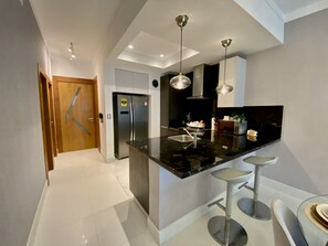 Mikrowelle, Ofen, Wasserkocher mit Kaffee-/Teezubehör, Toaster