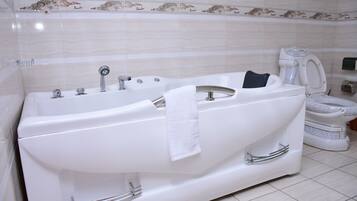 Standard Single Room | Bathroom | Combined shower/bathtub, rainfall showerhead, hair dryer, bathrobes