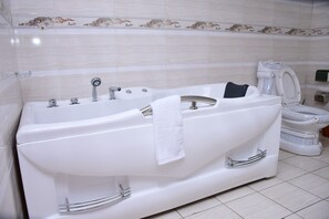 Habitación individual estándar | Baño | Ducha y bañera combinadas y cabezal de ducha tipo lluvia