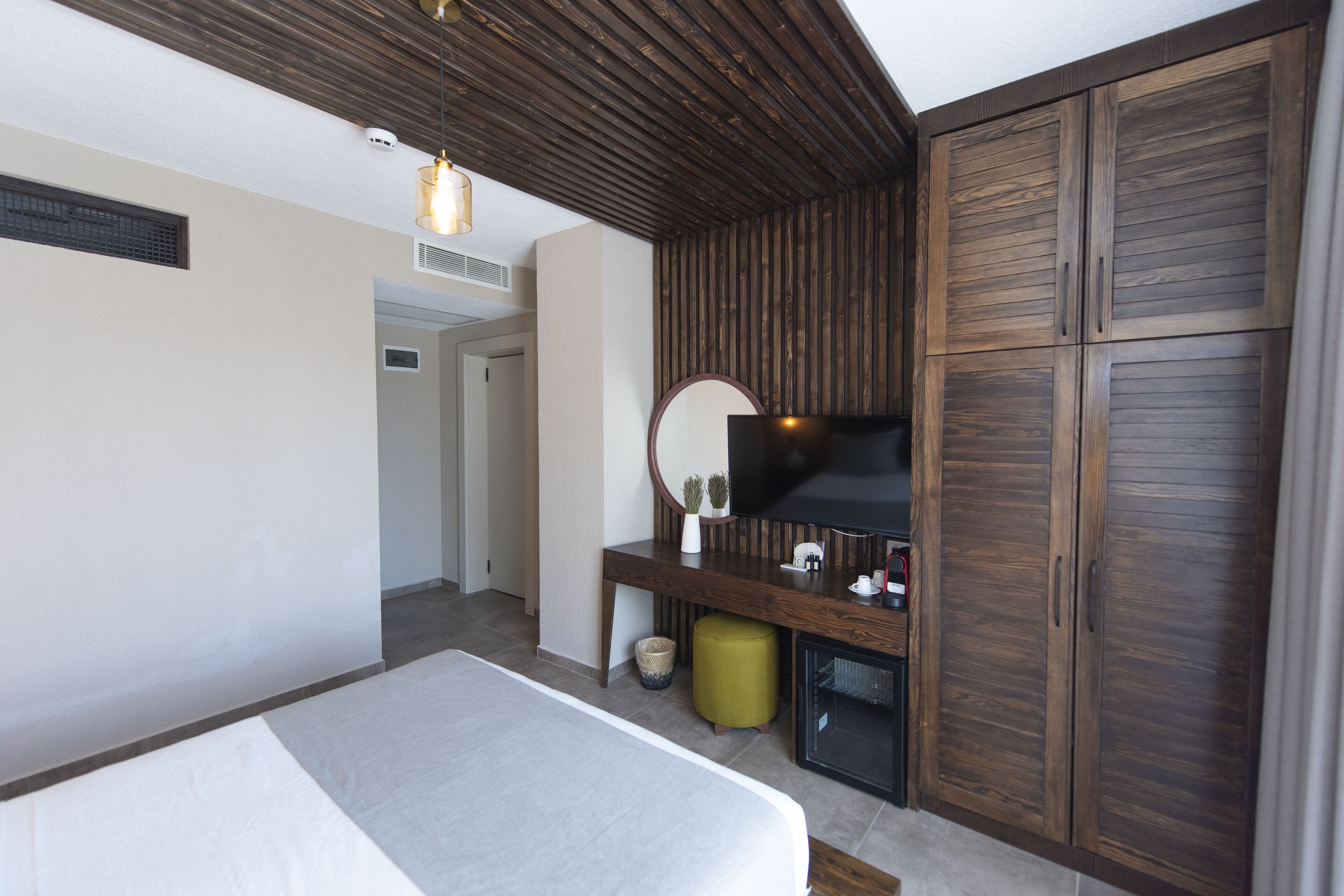 deluxe room | in-room safe, free wifi, bed sheets