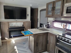 Réfrigérateur, micro-ondes, four, plaque de cuisson