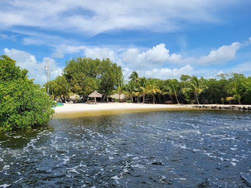 Couples paradise-king bed/AC/fishing/snorkeling/diving