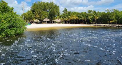 Couples paradise-king bed/AC/fishing/snorkeling/diving