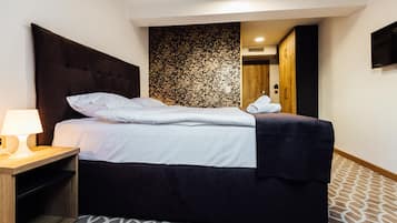 标准双人房或双床房 | 迷你吧、客房内保险箱、办公桌、笔记本电脑工作区