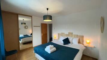 6 slaapkamers, een bureau, een strijkplank/strijkijzer, reisbedje