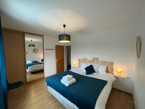 6 slaapkamers, een bureau, een strijkplank/strijkijzer, reisbedje