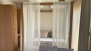 Studio Suite Keluarga | Seprai premium, minibar, meja kerja, dan ruang kerja ramah laptop
