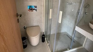 Studio Suite Keluarga | Kamar mandi | Shower, pancuran hujan, perlengkapan mandi gratis, dan pengering rambut