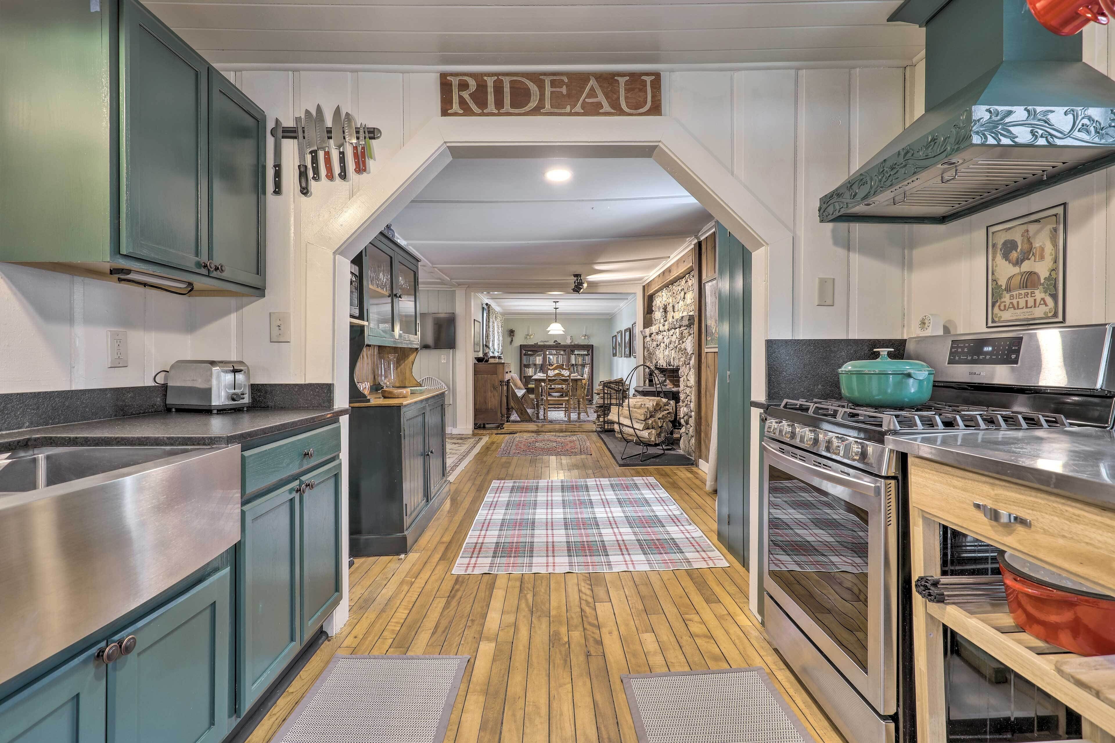 Charming Sutton Cottage: Walk to Lake & Farm!