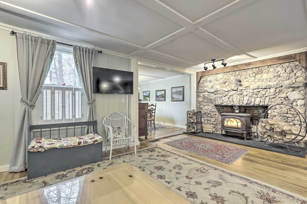 Charming Sutton Cottage: Walk to Lake & Farm!