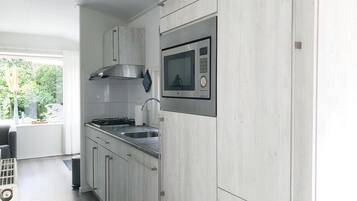 Een koelkast, een magnetron, een koffiezetapparaat/waterkoker