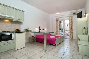 Kjøleskap, ovn, vannkoker og kjøkkenutstyr