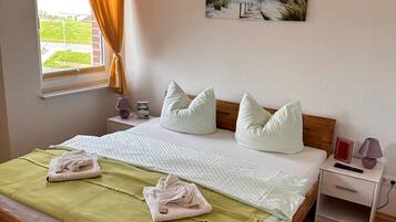 2 bedrooms, desk, WiFi