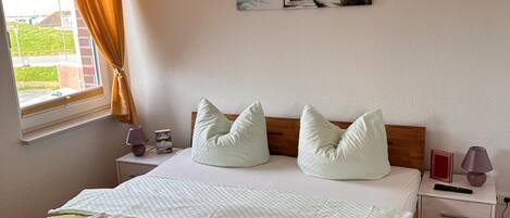 2 bedrooms, desk, WiFi