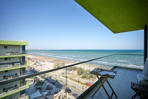 Un balcón con vista a la playa y al océano.