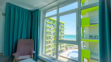 OVERSEA DREAM ALEZZI BEACH | Living area | 110-cm Smart TV with cable channels, TV