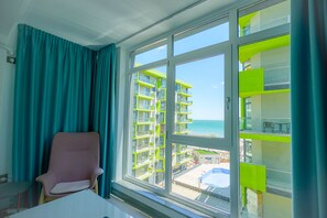 OVERSEA DREAM ALEZZI BEACH | 起居区 | 110-厘米智能电视 (配备有线频道)、电视