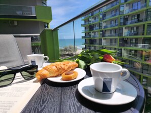 SENATOR 3 ALEZZI BEACH | Hiên