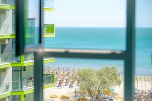 OVERSEA DREAM ALEZZI BEACH | Living area | 110-cm Smart TV with cable channels, TV - PROMENADA Alezzi Apartments (Navodari)