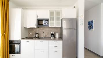 SENATOR 3 ALEZZI BEACH | Private kitchen | Full-sized fridge, microwave, oven, espresso maker