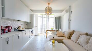 SEAVIEW 2 ALEZZI BEACH | Living area | 110-cm Smart TV with cable channels, TV