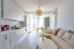 SEAVIEW 2 ALEZZI BEACH | Khu phòng khách | Smart TV 110-cm có truyền hình cáp, TV 