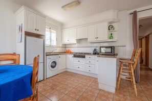 Køleskab, mikrobølgeovn, ovn, kogeplade