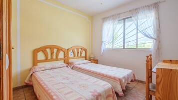 3 slaapkamers, een strijkplank/strijkijzer, gratis wifi, beddengoed