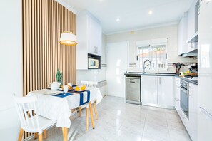 Een koelkast, een magnetron, een oven, een kookplaat