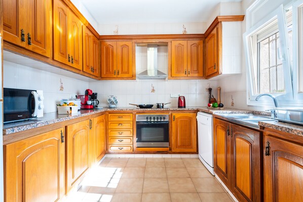 雪櫃、微波爐、焗爐、爐具