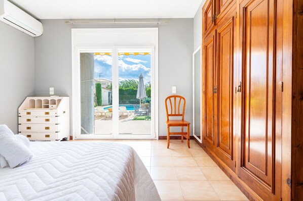 4 bedrooms, iron/ironing board, free WiFi, bed sheets - Exclusive Villa Mario with Private Pool, Wi-Fi and close to the Beach (Vinarós)