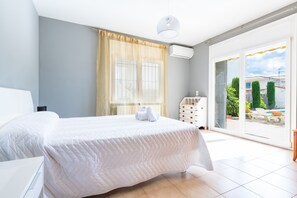 4 bedrooms, iron/ironing board, free WiFi, bed sheets - Exclusive Villa Mario with Private Pool, Wi-Fi and close to the Beach (Vinarós)