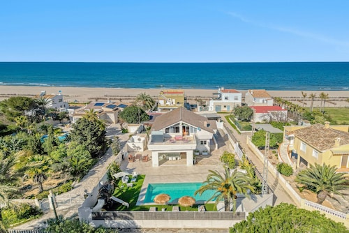 Villa 1ª Linea Cudei close to the Beach with Pool & Wi-Fi